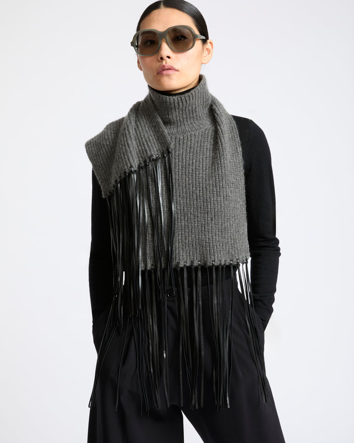 Plastron en maille 100% cachemire avec franges en cuir- Yves Salomon - Nouvelle collection Automne Hiver