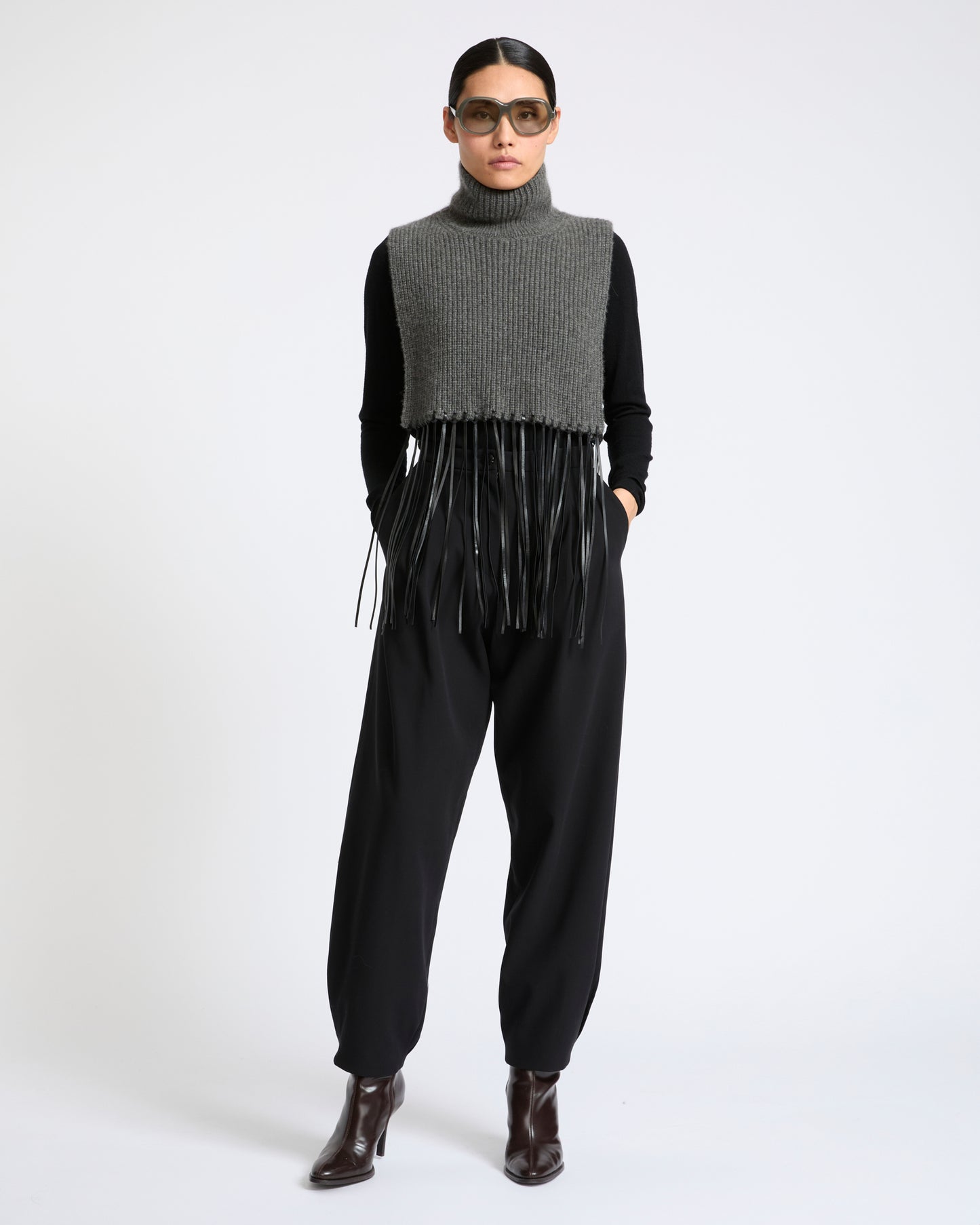 Plastron en maille 100% cachemire avec franges en cuir- Yves Salomon - Nouvelle collection Automne Hiver