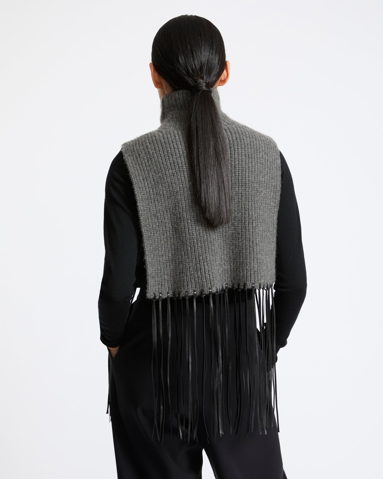Plastron en maille 100% cachemire avec franges en cuir- Yves Salomon - Nouvelle collection Automne Hiver