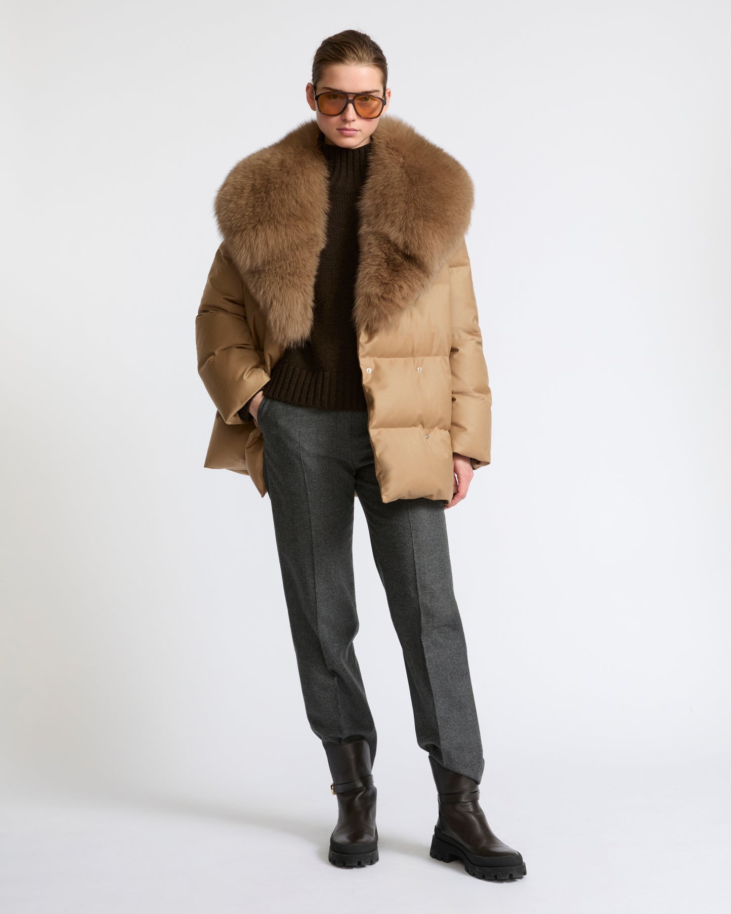 Doudoune longue croisée en tissu Loro Piana avec col amovible en fourrure de renard- Yves Salomon - Nouvelle collection Automne Hiver