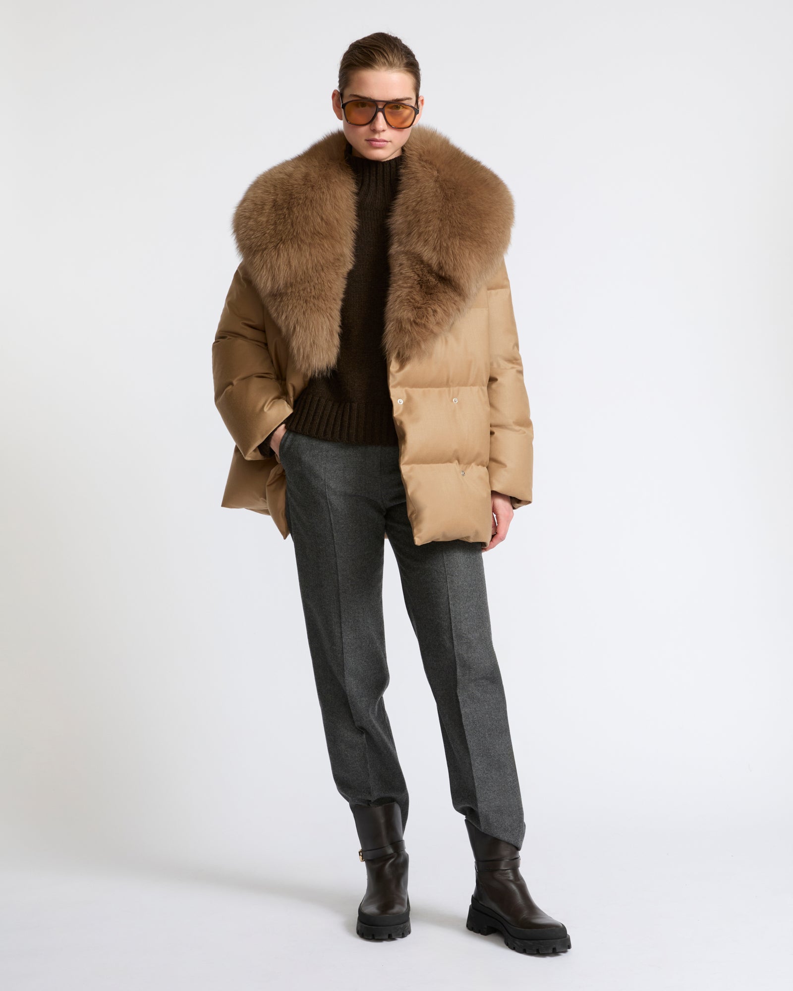 Doudoune longue croisée en tissu Loro Piana avec col amovible en fourrure de renard- Yves Salomon - Nouvelle collection Automne Hiver