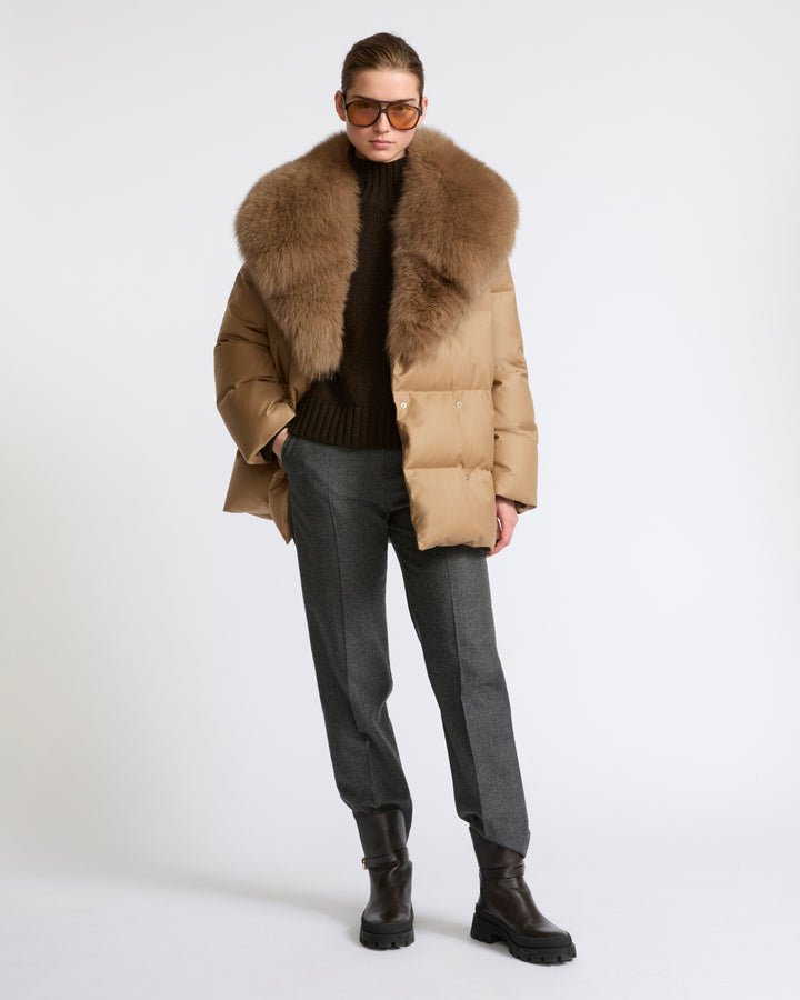 Doudoune longue croisée en tissu Loro Piana avec col amovible en fourrure de renard- Yves Salomon - Nouvelle collection Automne Hiver