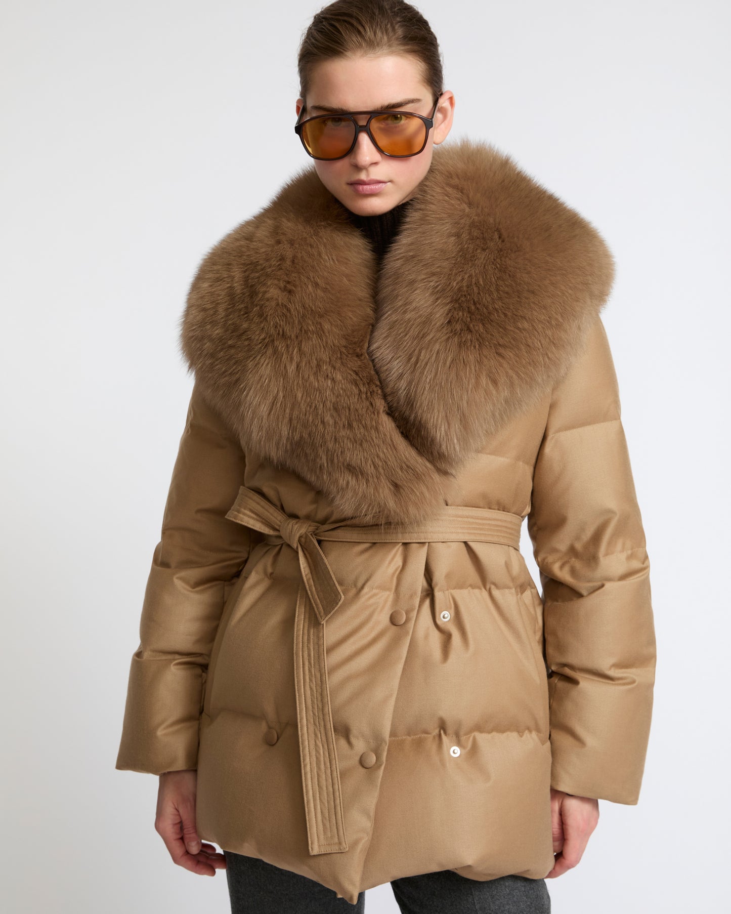 Doudoune longue croisée en tissu Loro Piana avec col amovible en fourrure de renard- Yves Salomon - Nouvelle collection Automne Hiver