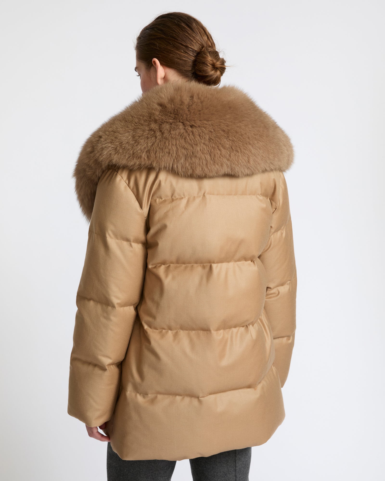 Doudoune longue croisée en tissu Loro Piana avec col amovible en fourrure de renard- Yves Salomon - Nouvelle collection Automne Hiver