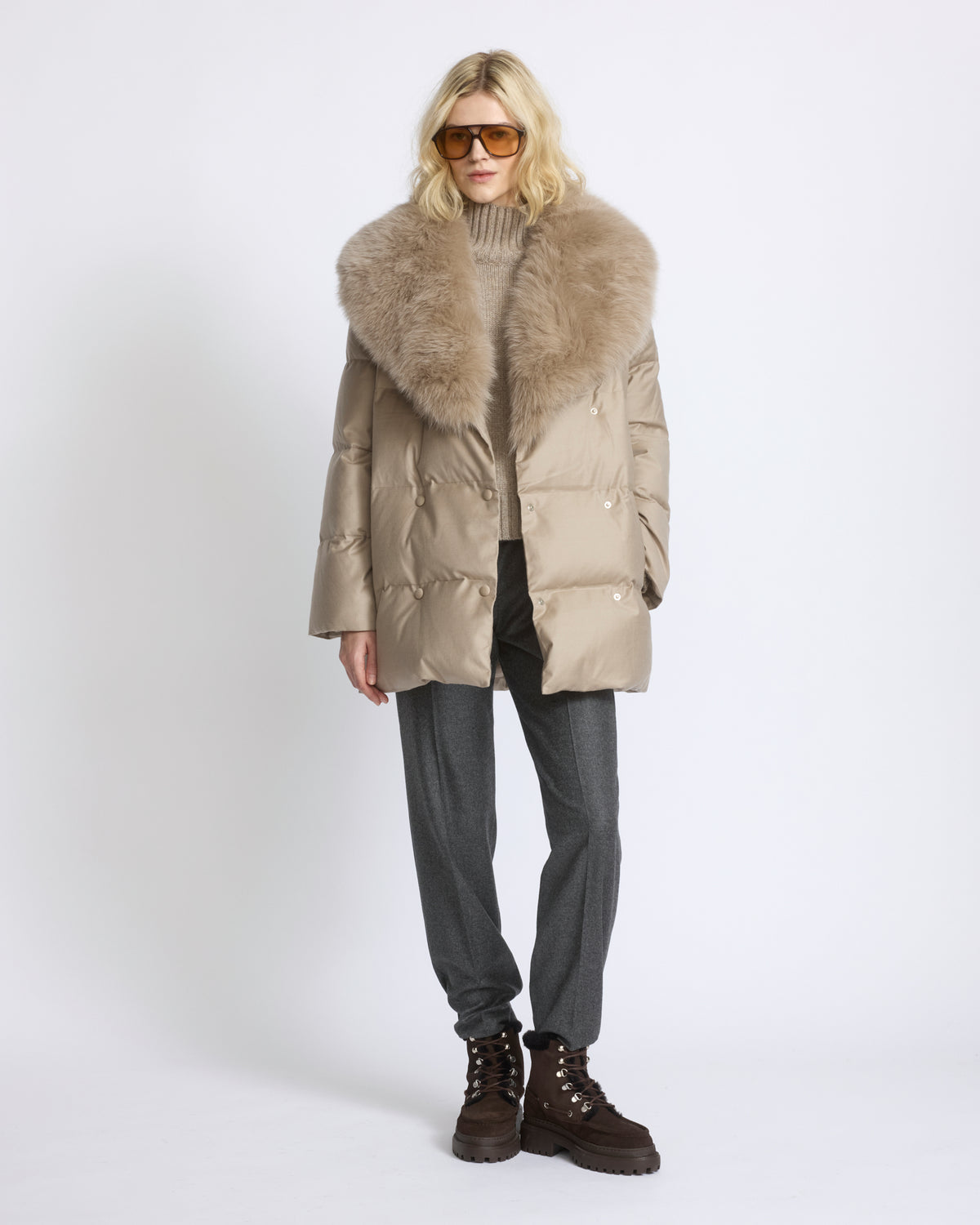 Doudoune longue croisée en tissu Loro Piana avec col amovible en fourrure de renard - Yves Salomon - Nouvelle collection Automne Hiver