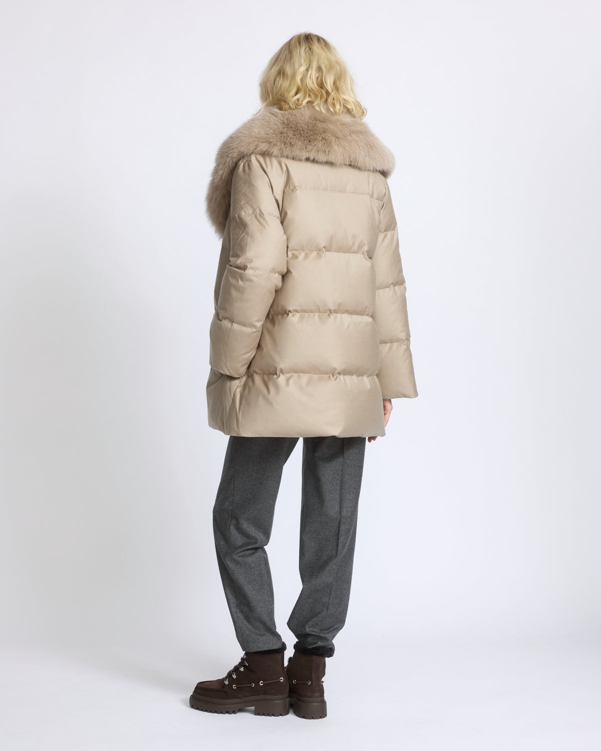 Doudoune longue croisée en tissu Loro Piana avec col amovible en fourrure de renard - Yves Salomon - Nouvelle collection Automne Hiver