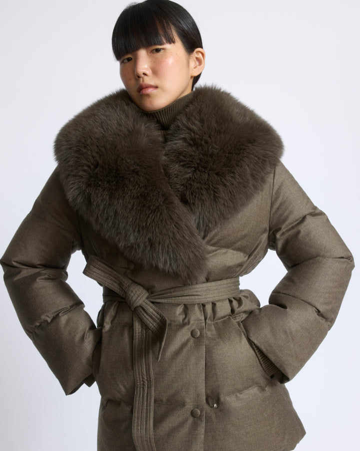 Doudoune longue croisée en tissu Loro Piana avec col amovible en fourrure de renard - Yves Salomon - Nouvelle collection Automne Hiver