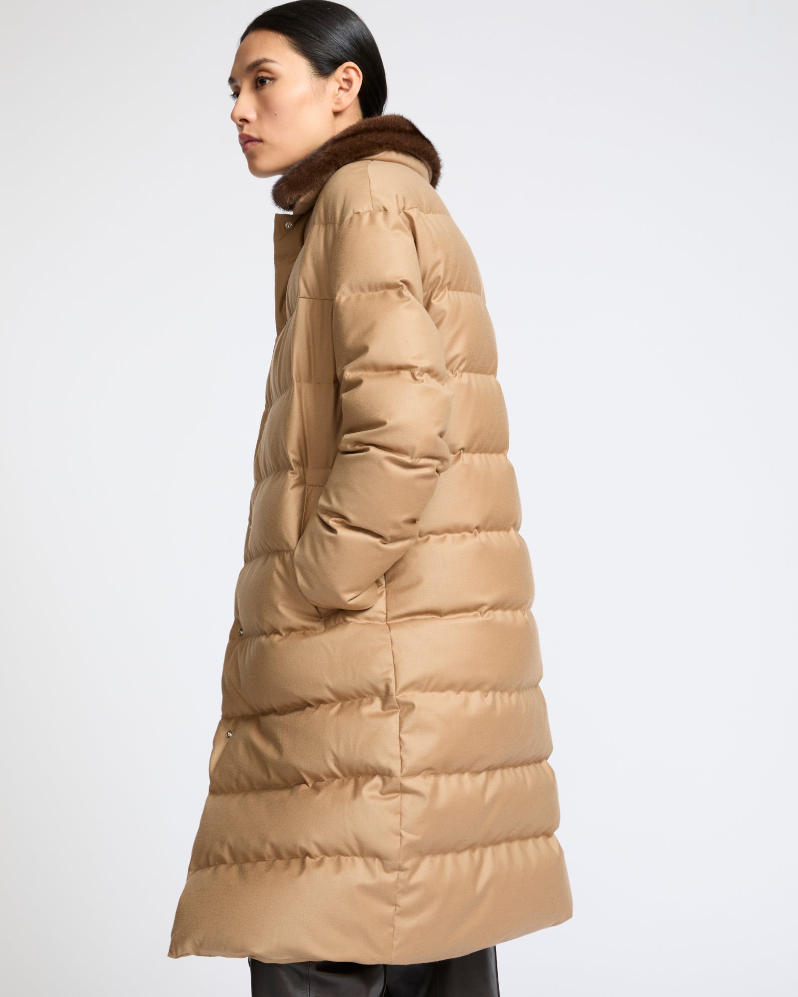 Doudoune longue en tissu technique Loro Piana avec col en fourrure de vison amovible- Yves Salomon - Nouvelle collection Automne Hiver