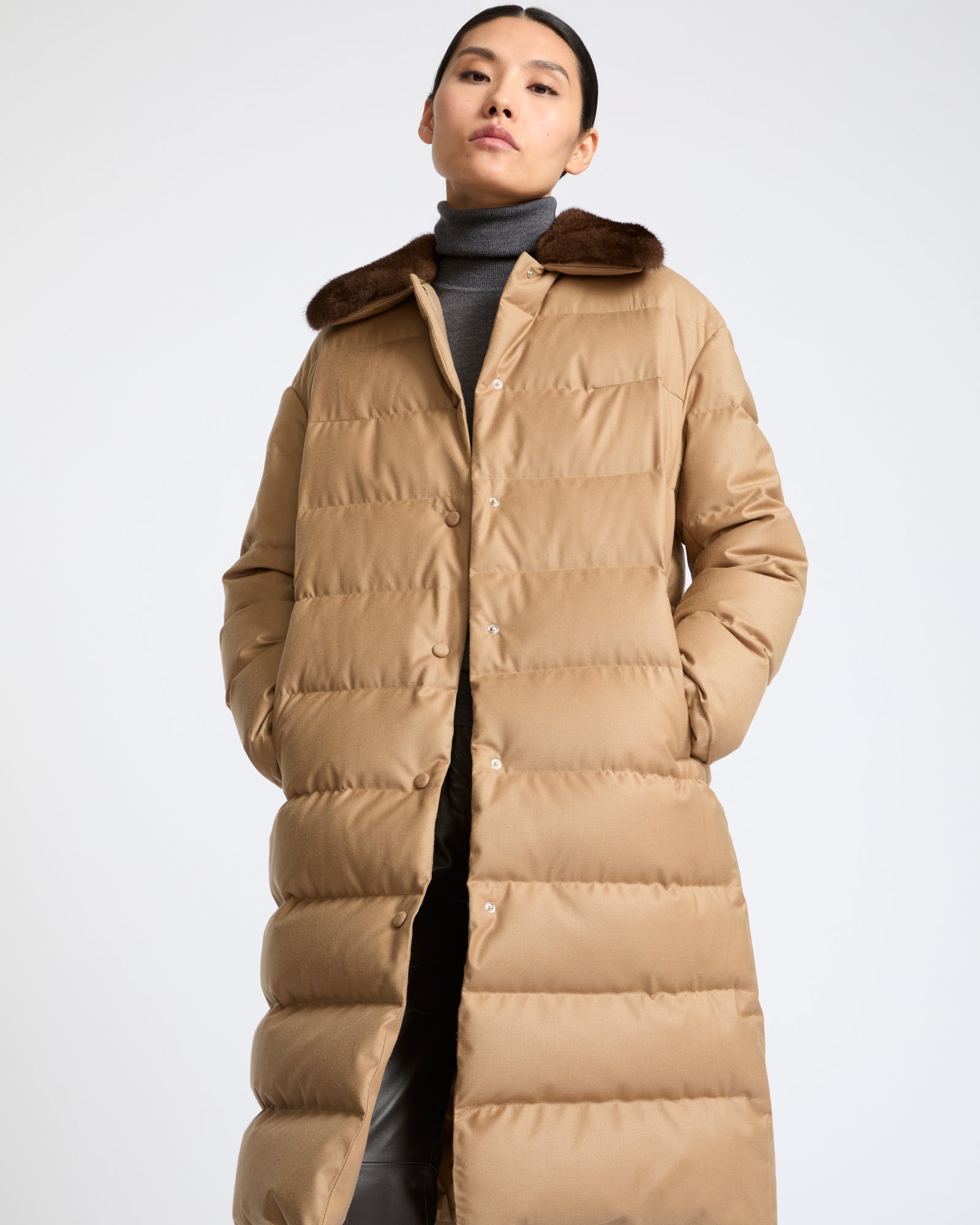 Doudoune longue en tissu technique Loro Piana avec col en fourrure de vison amovible- Yves Salomon - Nouvelle collection Automne Hiver