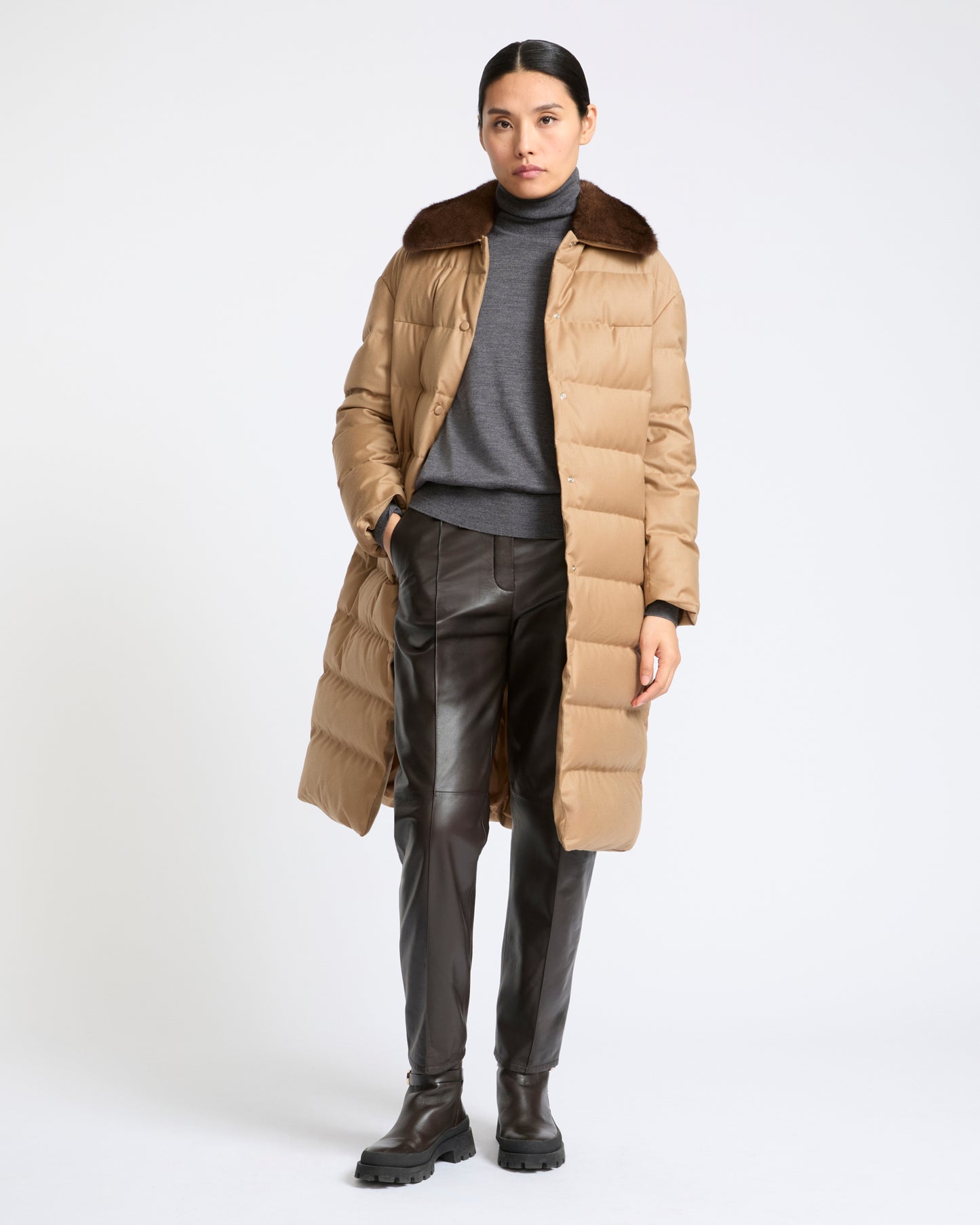 Doudoune longue en tissu technique Loro Piana avec col en fourrure de vison amovible- Yves Salomon - Nouvelle collection Automne Hiver