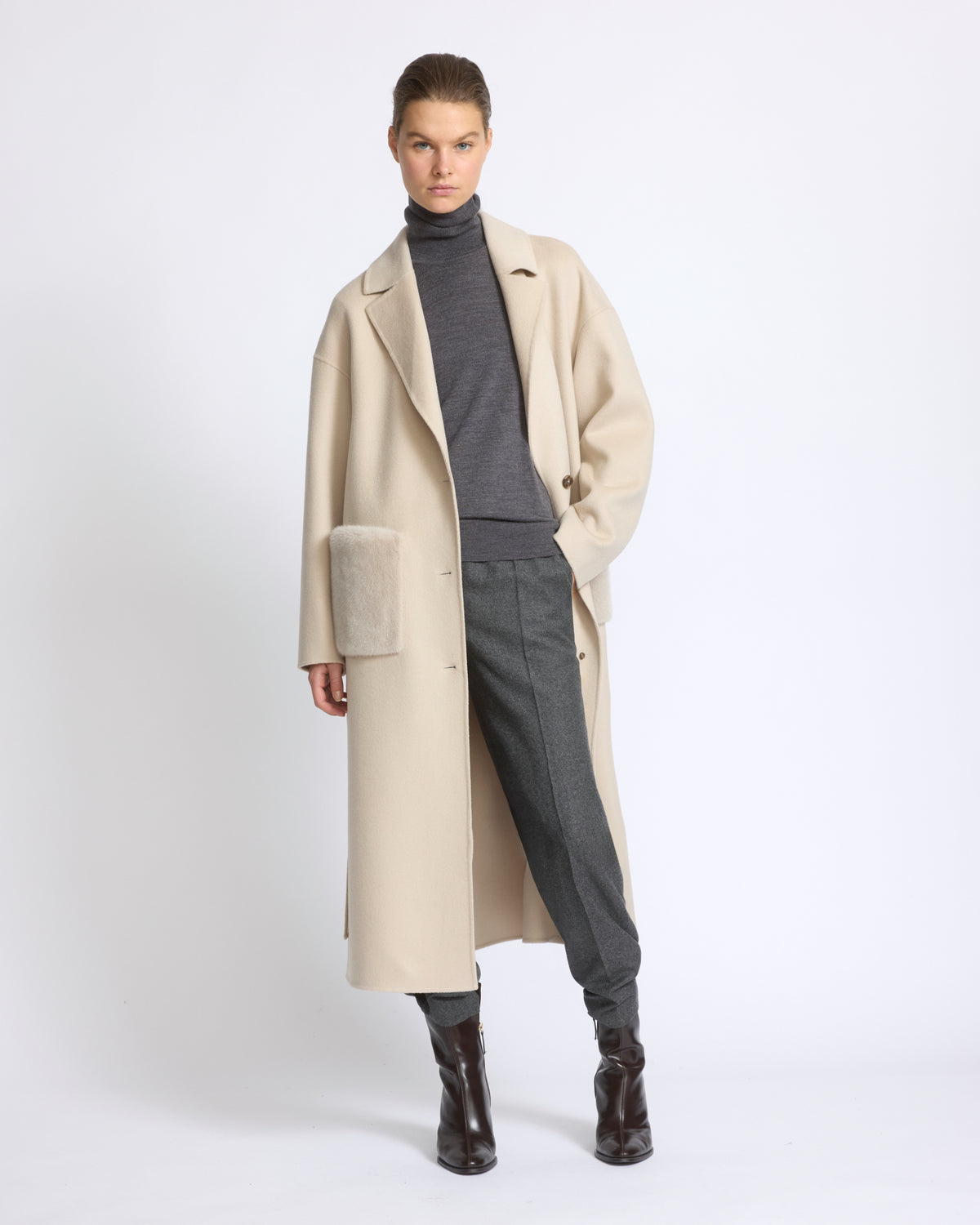 Manteau long en lainage cachemire double face et poches en fourrure de vison - Yves Salomon - Nouvelle collection Automne Hiver