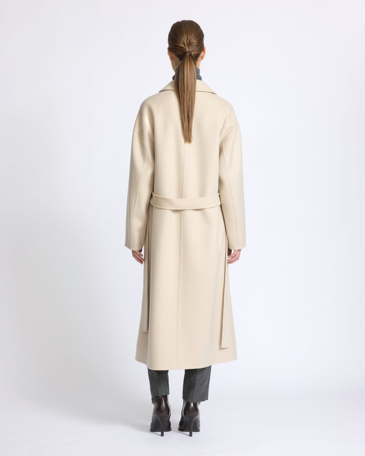Manteau long en lainage cachemire double face et poches en fourrure de vison - Yves Salomon - Nouvelle collection Automne Hiver
