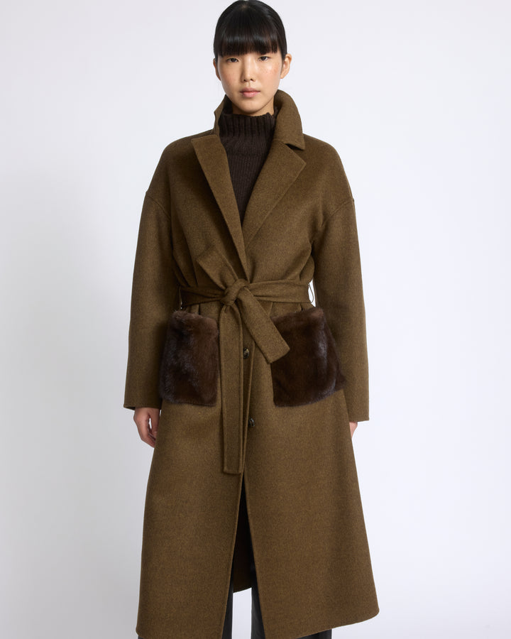 Manteau long en lainage cachemire double face et poches en fourrure de vison - Yves Salomon - Nouvelle collection Automne Hiver