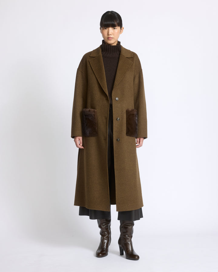 Manteau long en lainage cachemire double face et poches en fourrure de vison - Yves Salomon - Nouvelle collection Automne Hiver