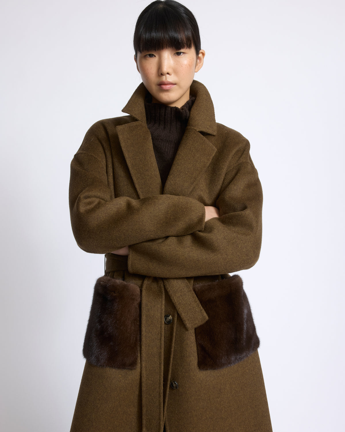 Manteau long en lainage cachemire double face et poches en fourrure de vison - Yves Salomon - Nouvelle collection Automne Hiver