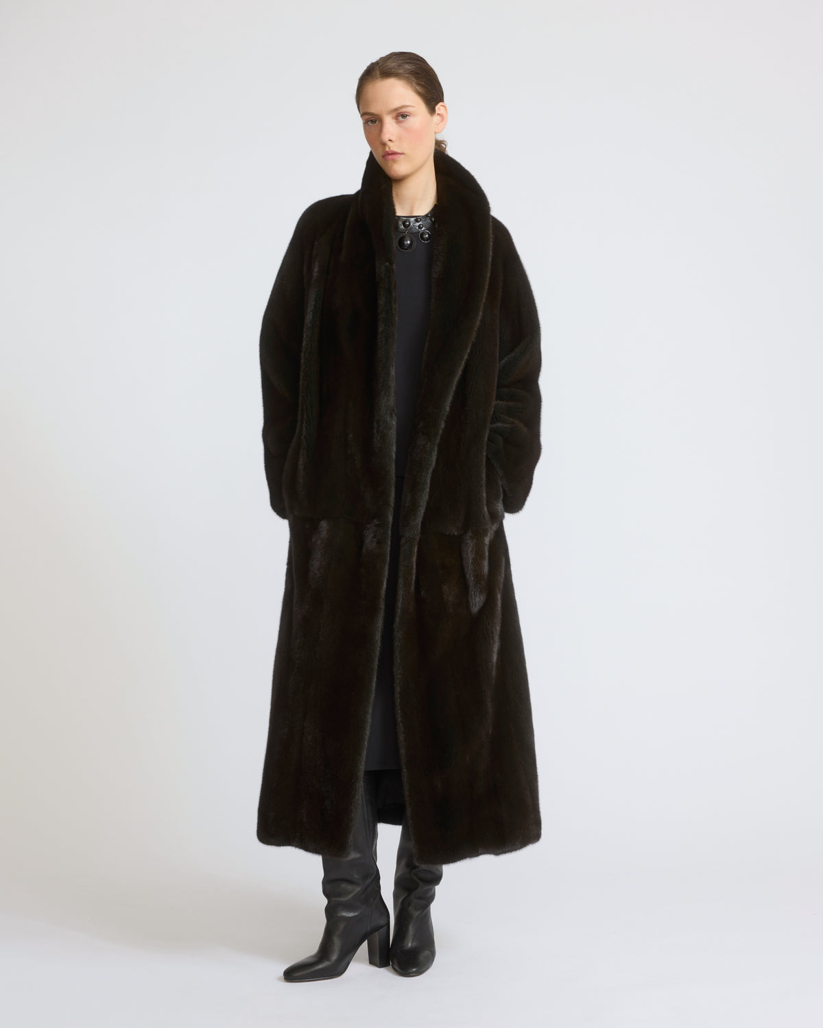 Manteau long ceinturé en fourrure de vison long poil avec col châle - Yves Salomon - Nouvelle collection Automne Hiver