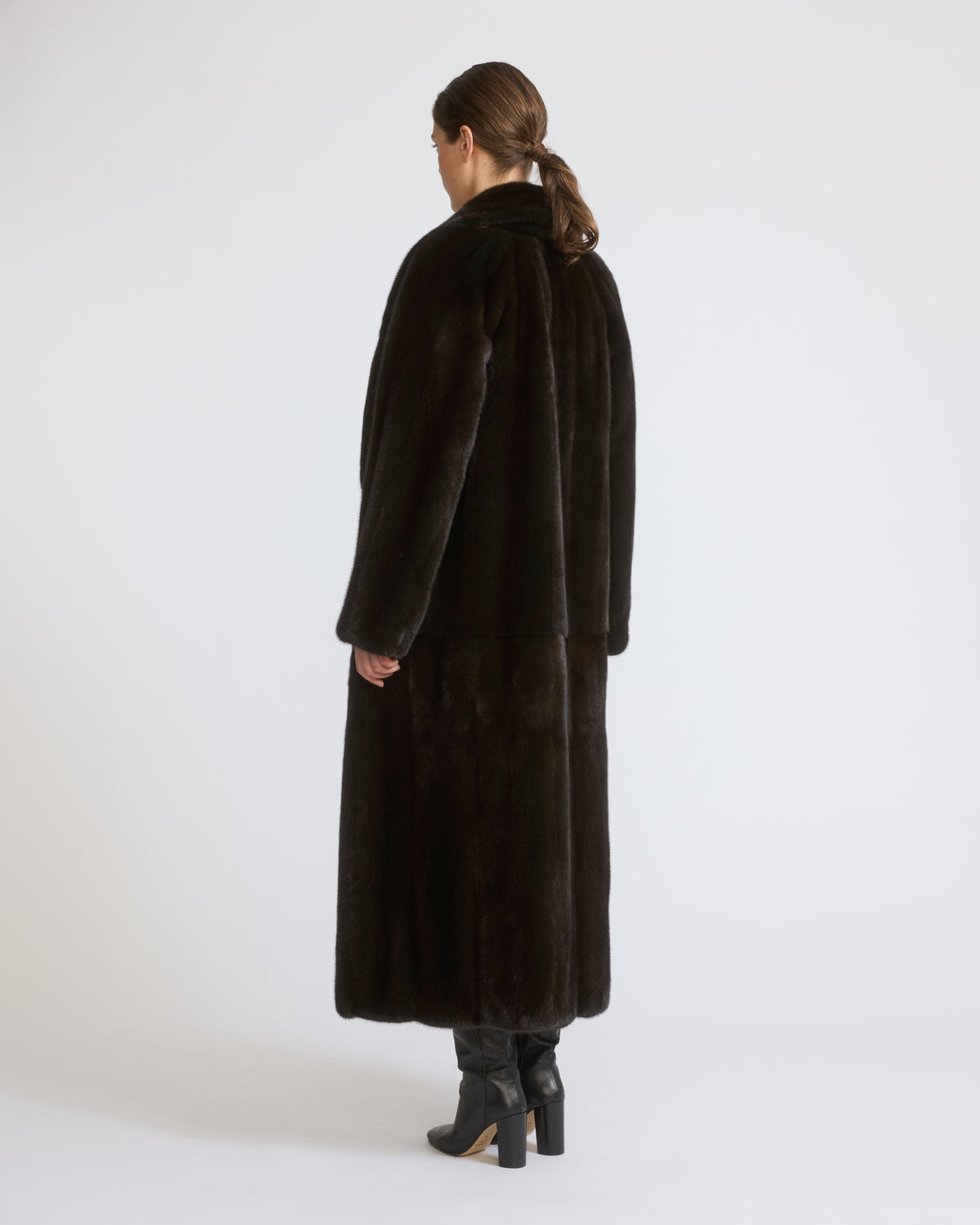 Manteau long ceinturé en fourrure de vison long poil avec col châle - Yves Salomon - Nouvelle collection Automne Hiver