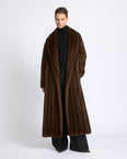 Manteau long ceinturé en fourrure de vison long poil allongé