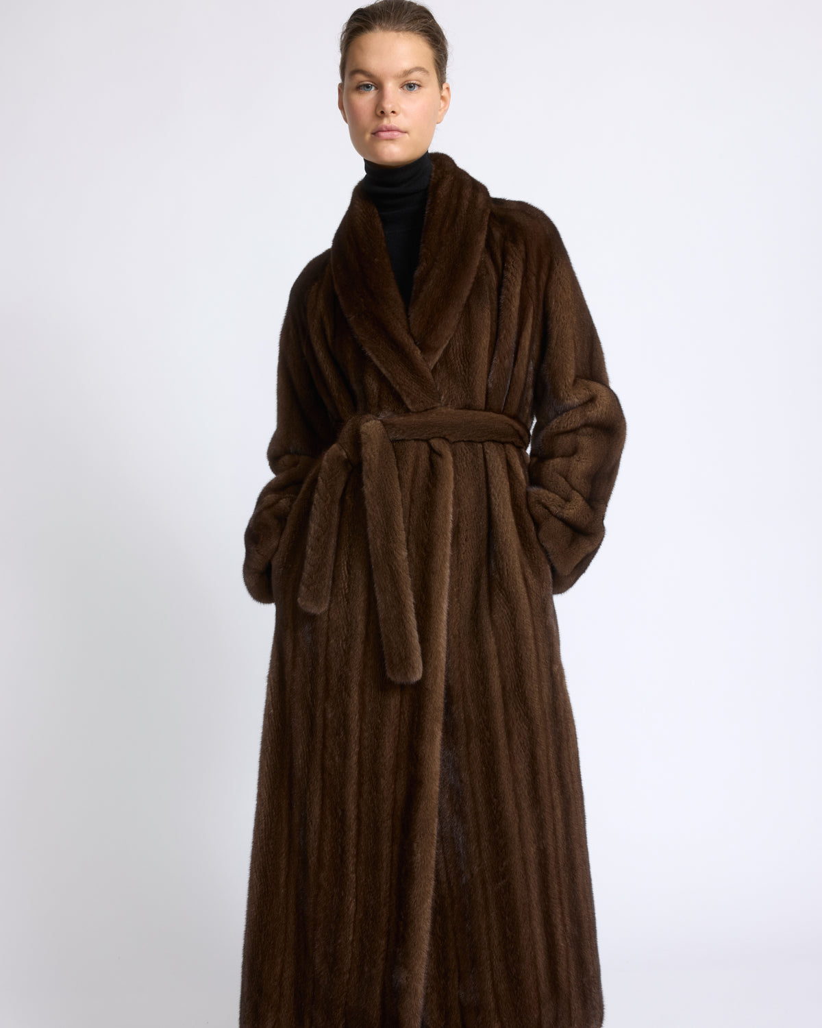 Manteau long ceinturé en fourrure de vison long poil allongé - Yves Salomon - Nouvelle collection Automne Hiver