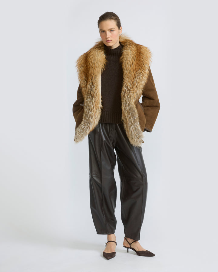 Manteau en peau lainée d'agneau et col en fourrure de renard