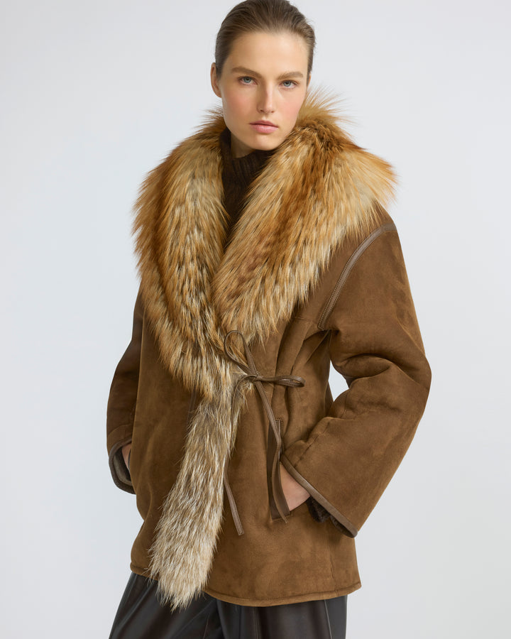 Manteau en peau lainée d'agneau et col en fourrure de renard