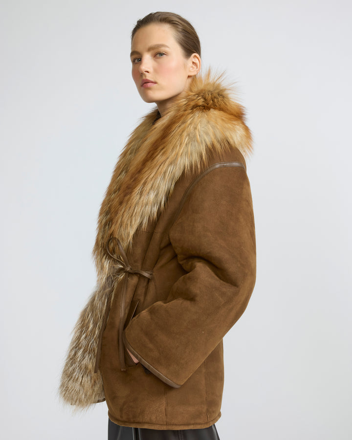 Manteau en peau lainée d'agneau et col en fourrure de renard