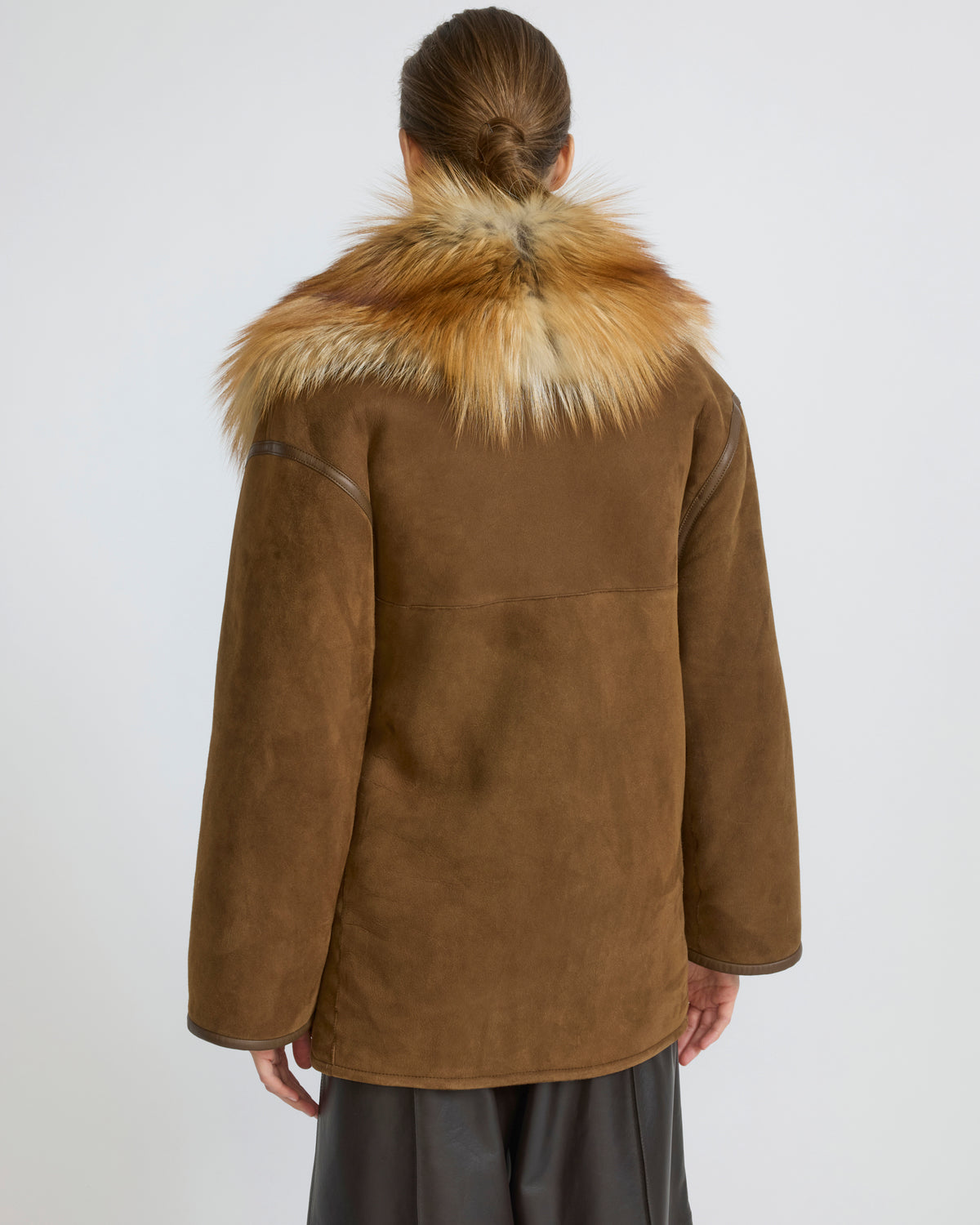 Manteau en peau lainée d'agneau et col en fourrure de renard