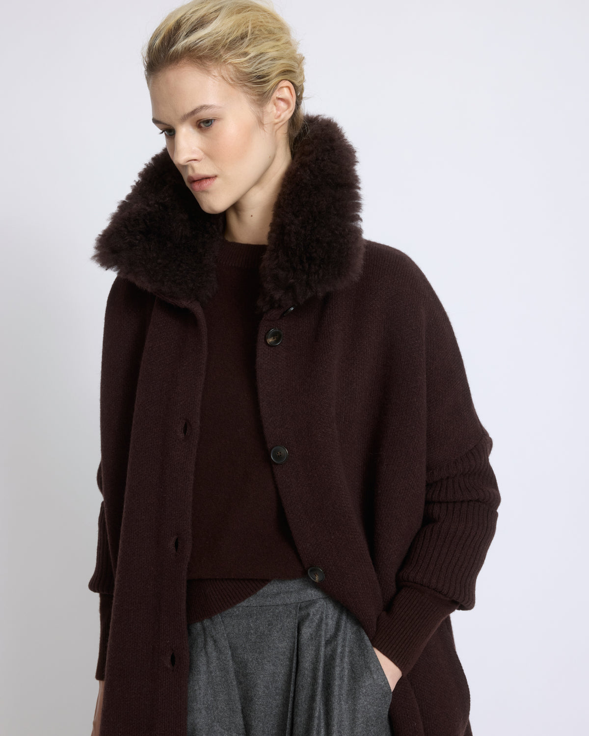 Manteau en maille Mérinos et col en agneau cachemire - Yves Salomon - Nouvelle collection Automne Hiver