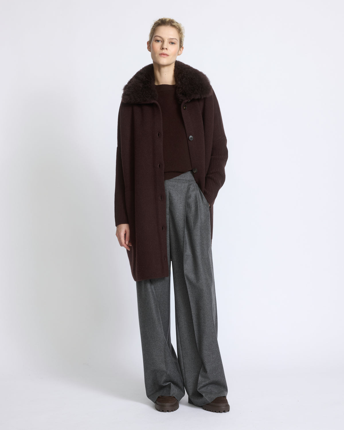 Manteau en maille Mérinos et col en agneau cachemire - Yves Salomon - Nouvelle collection Automne Hiver