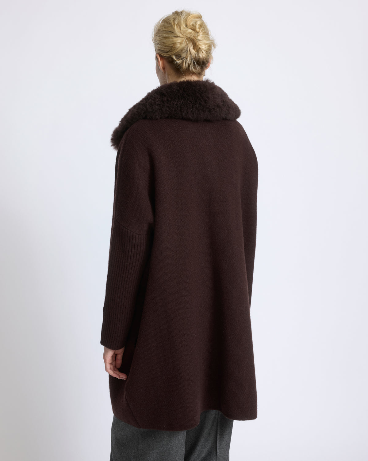 Manteau en maille Mérinos et col en agneau cachemire - Yves Salomon - Nouvelle collection Automne Hiver