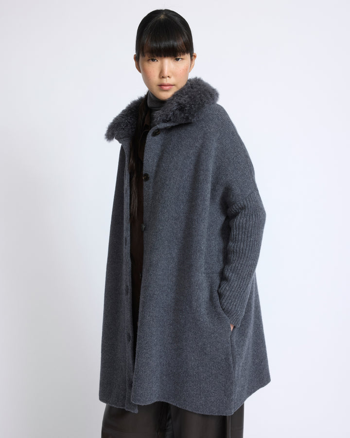 Manteau en maille Mérinos et col en agneau cachemire - Yves Salomon - Nouvelle collection Automne Hiver