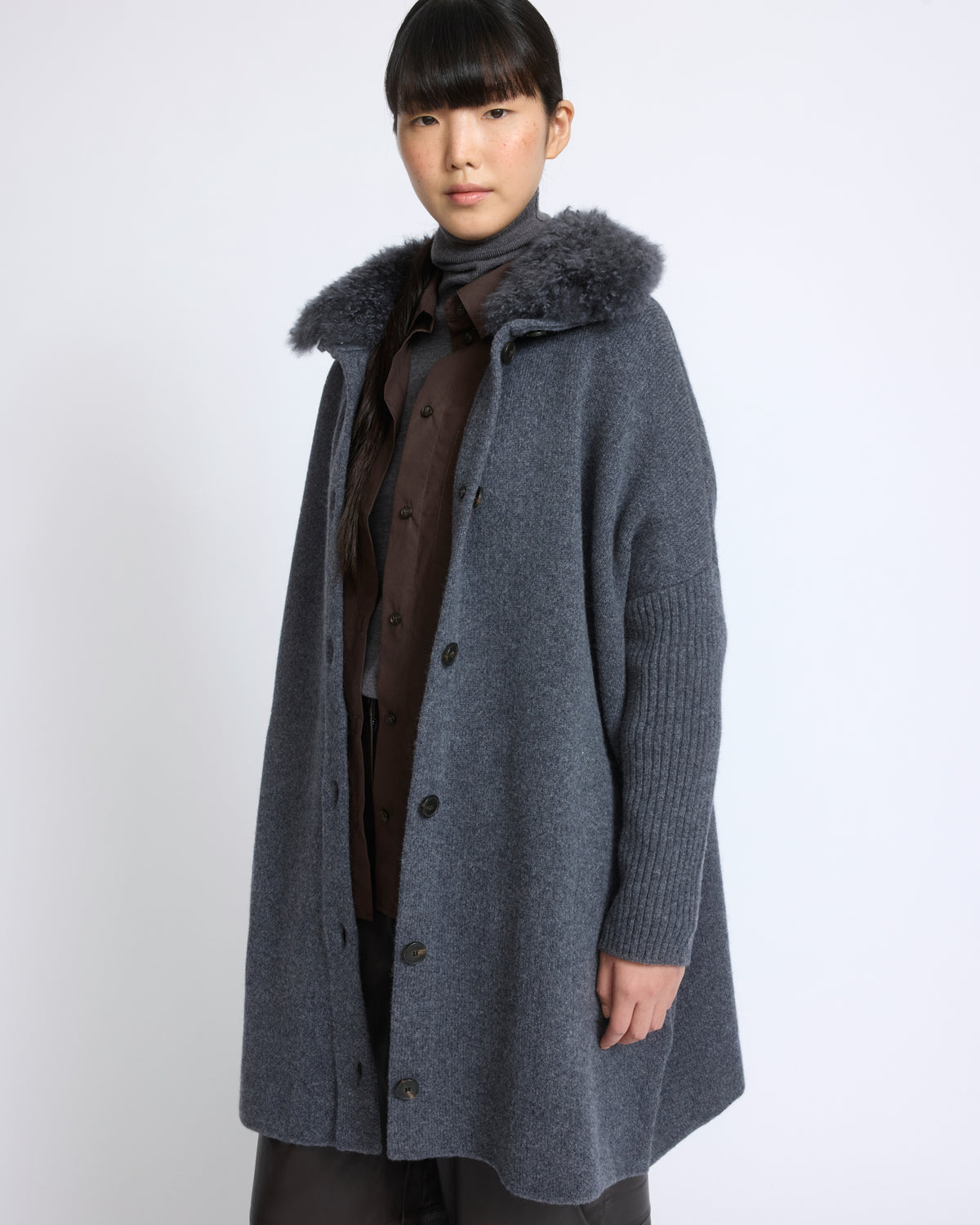 Manteau en maille Mérinos et col en agneau cachemire - Yves Salomon - Nouvelle collection Automne Hiver