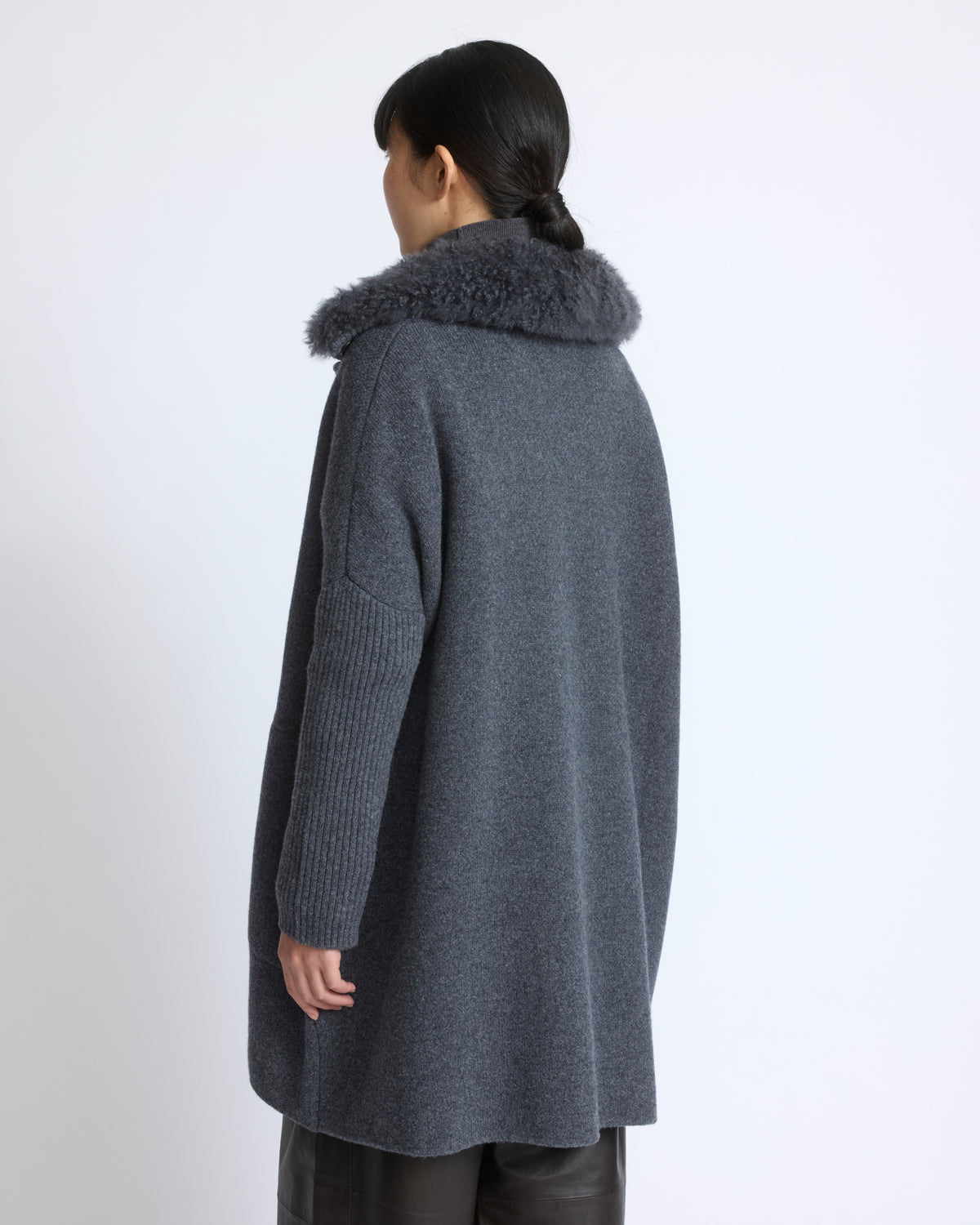 Manteau en maille Mérinos et col en agneau cachemire - Yves Salomon - Nouvelle collection Automne Hiver