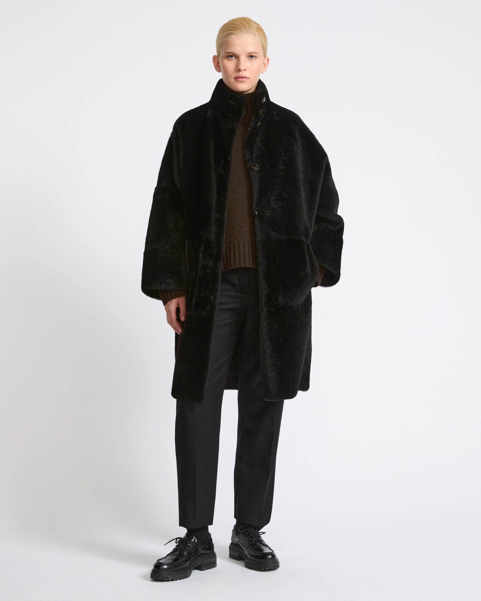 Manteau ample en peau lainée d'agneau- Yves Salomon - Nouvelle collection Automne Hiver