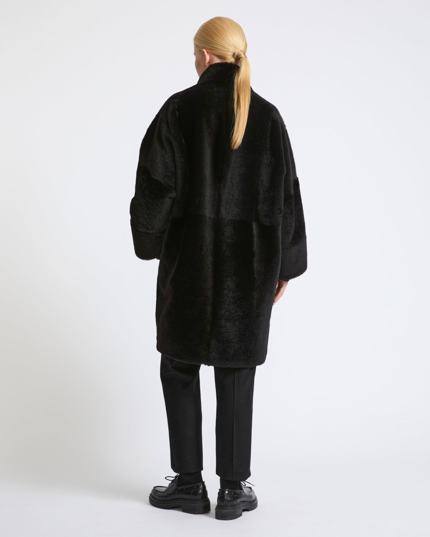 Manteau ample en peau lainée d'agneau- Yves Salomon - Nouvelle collection Automne Hiver