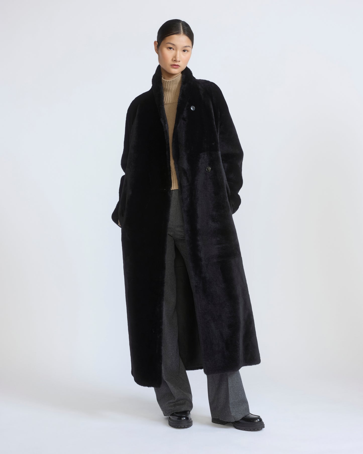Manteau long en peau lainée d'agneau réversible