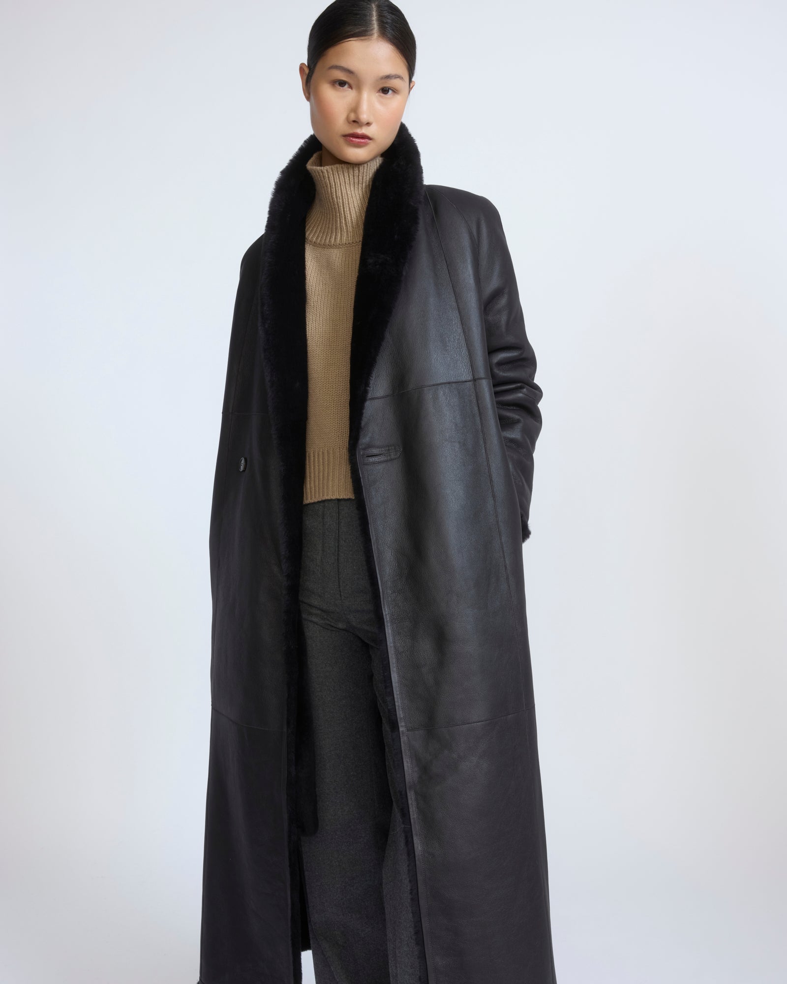 Manteau long en peau lainée d'agneau réversible