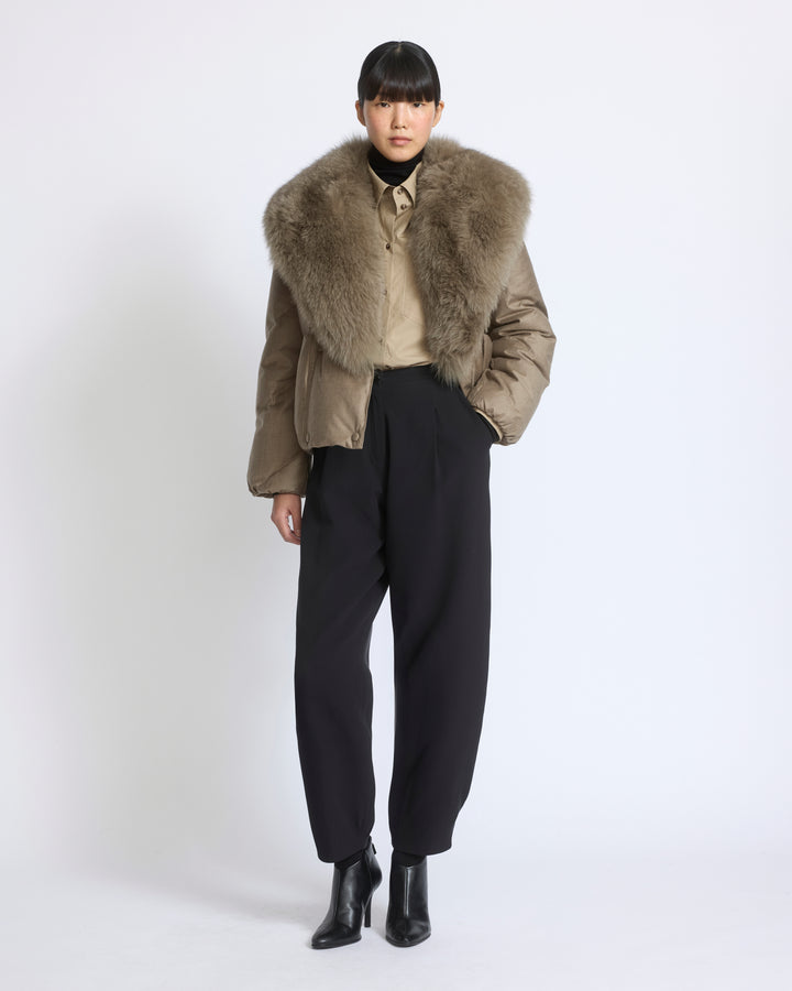 Doudoune courte croisée en tissu technique Loro Piana avec col amovible en fourrure de renard - Yves Salomon - Nouvelle collection Automne Hiver