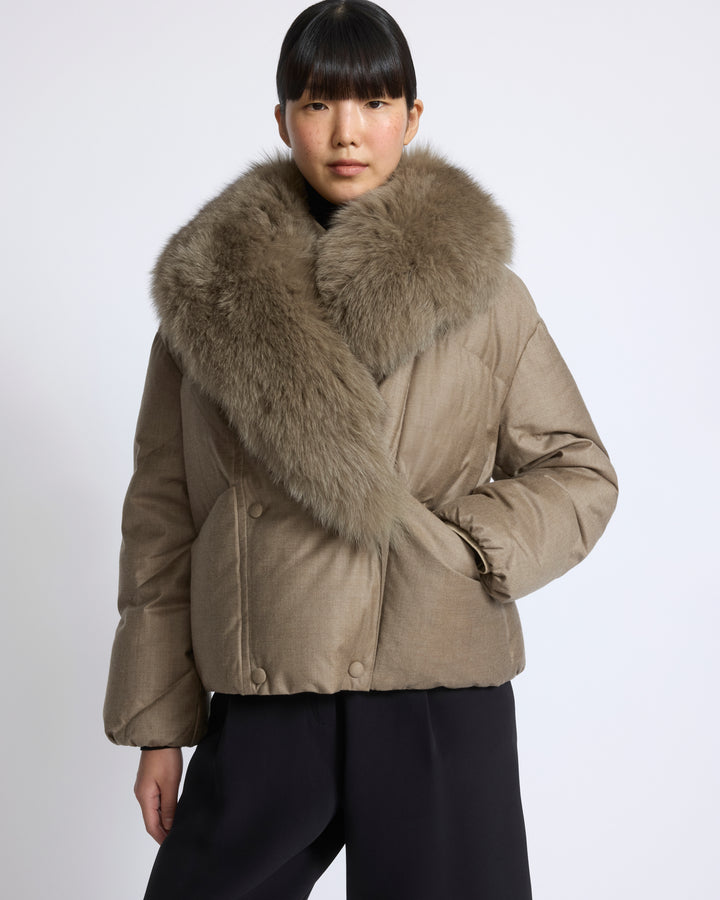 Doudoune courte croisée en tissu technique Loro Piana avec col amovible en fourrure de renard - Yves Salomon - Nouvelle collection Automne Hiver