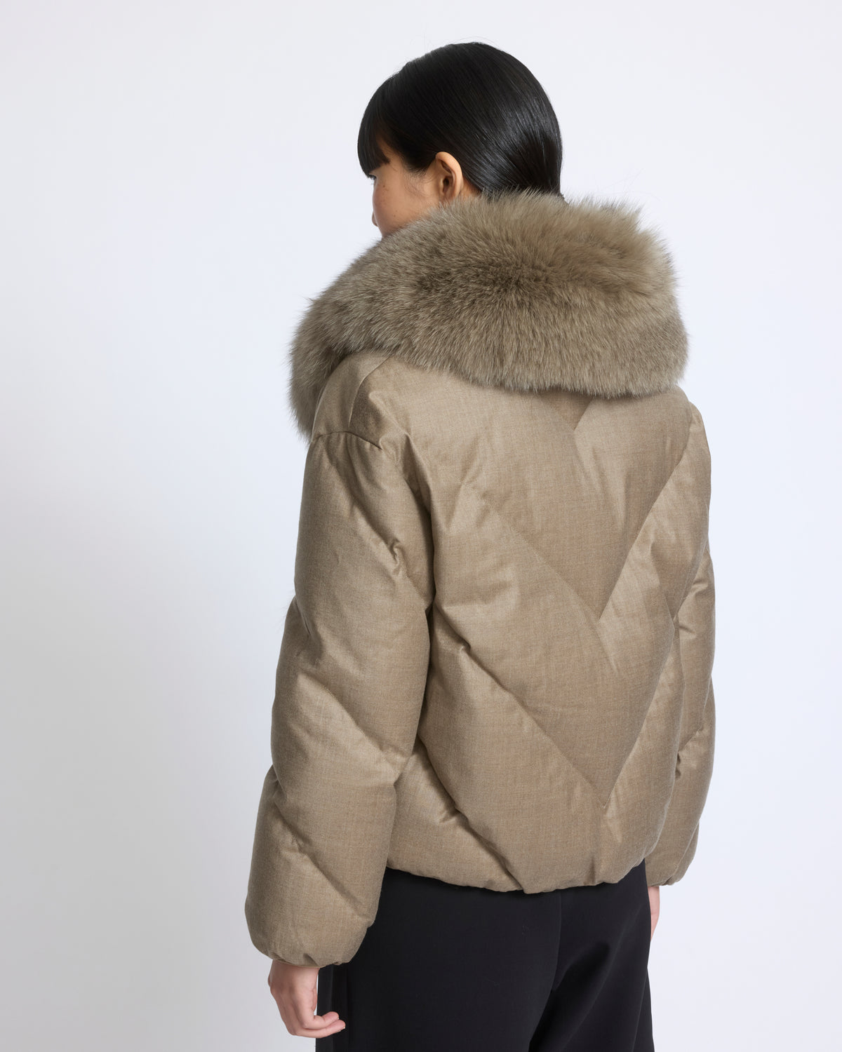 Doudoune courte croisée en tissu technique Loro Piana avec col amovible en fourrure de renard - Yves Salomon - Nouvelle collection Automne Hiver