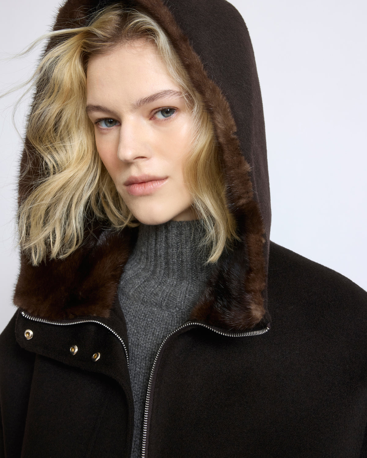 Veste à capuche en lainage cachemire double face et fourrure de vison - Yves Salomon - Nouvelle collection Automne Hiver