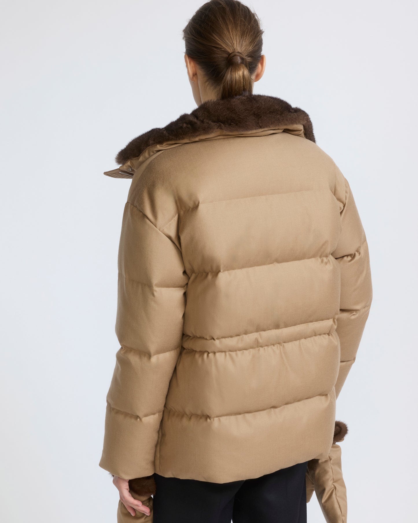 Doudoune en flanelle Loro Piana cintrée avec col et mouffles en fourrure de vison