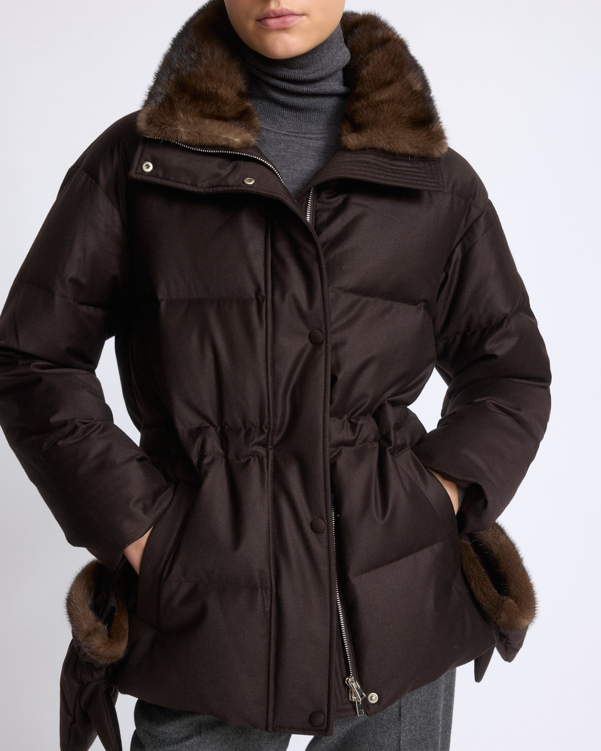 Doudoune en flanelle Loro Piana cintrée avec col et mouffles en fourrure de vison - Yves Salomon - Nouvelle collection Automne Hiver
