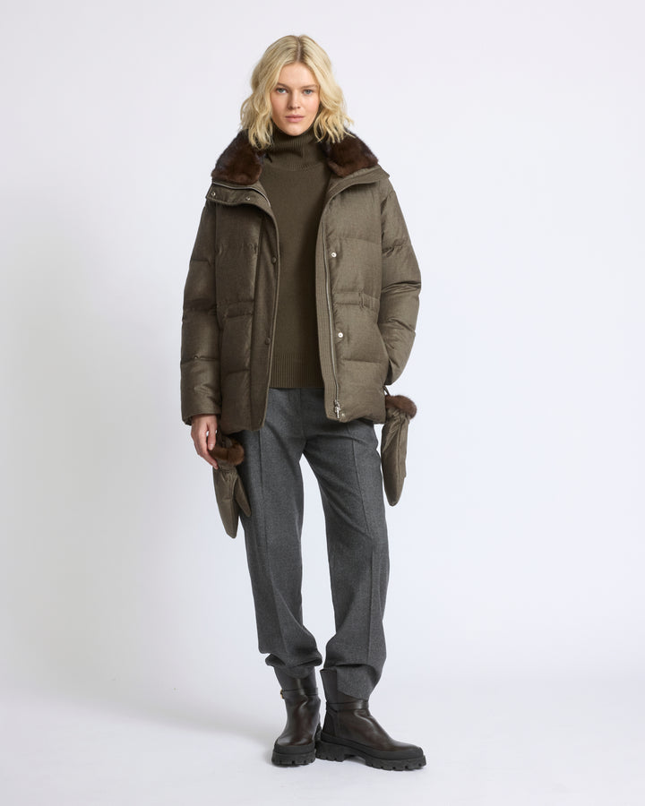 Doudoune en flanelle Loro Piana cintrée avec col et mouffles en fourrure de vison - Yves Salomon - Nouvelle collection Automne Hiver