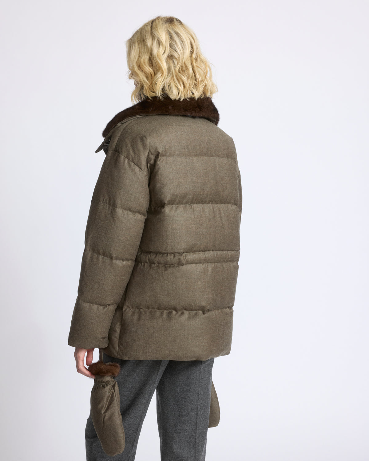 Doudoune en flanelle Loro Piana cintrée avec col et mouffles en fourrure de vison - Yves Salomon - Nouvelle collection Automne Hiver