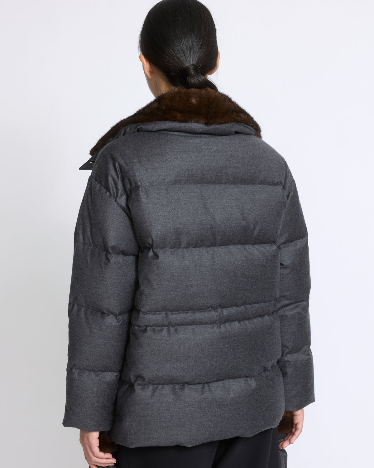Doudoune en flanelle Loro Piana cintrée avec col et mouffles en fourrure de vison - Yves Salomon - Nouvelle collection Automne Hiver