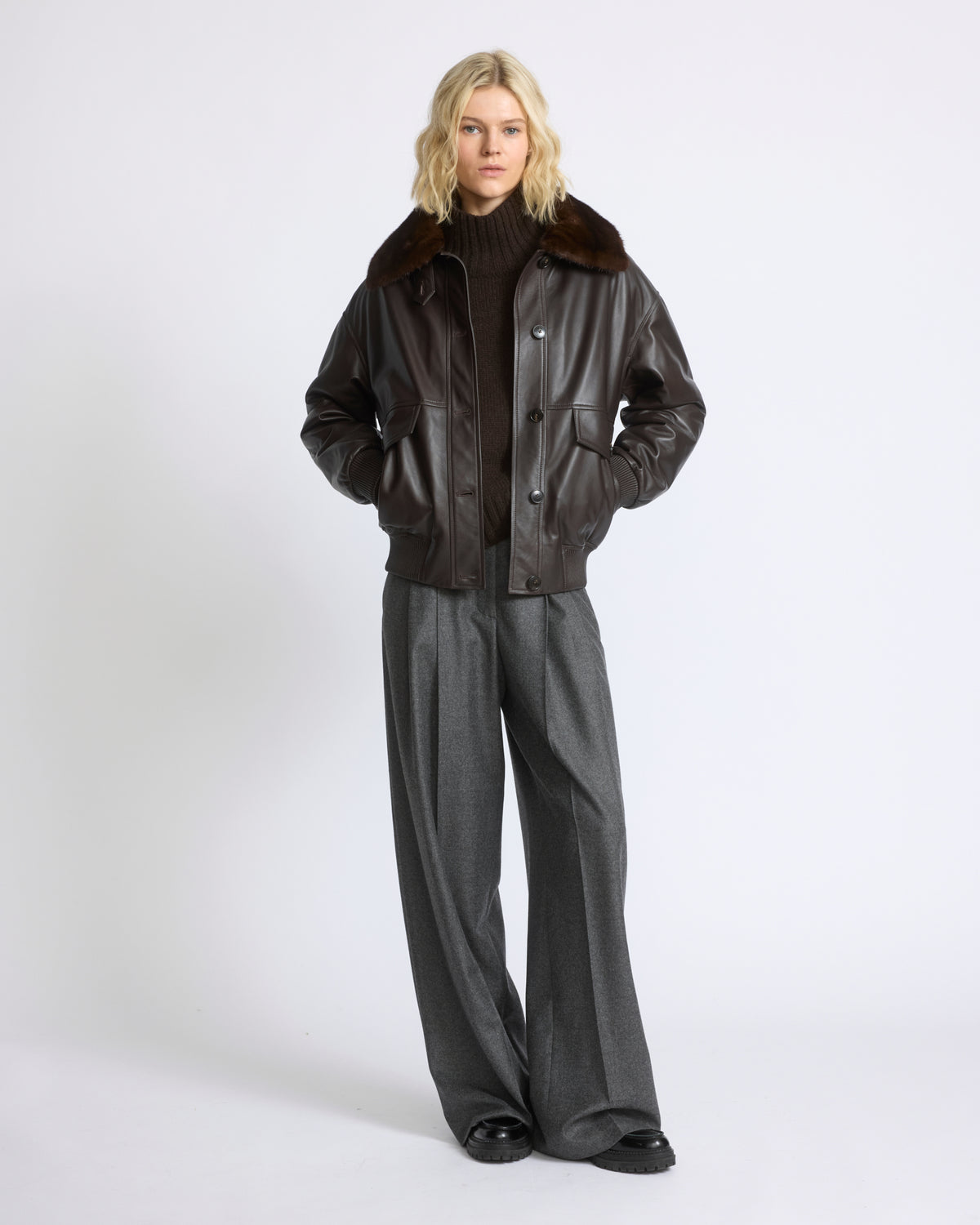 Veste courte en cuir d'agneau et col en fourrure de vison amovible - Yves Salomon - Nouvelle collection Automne Hiver
