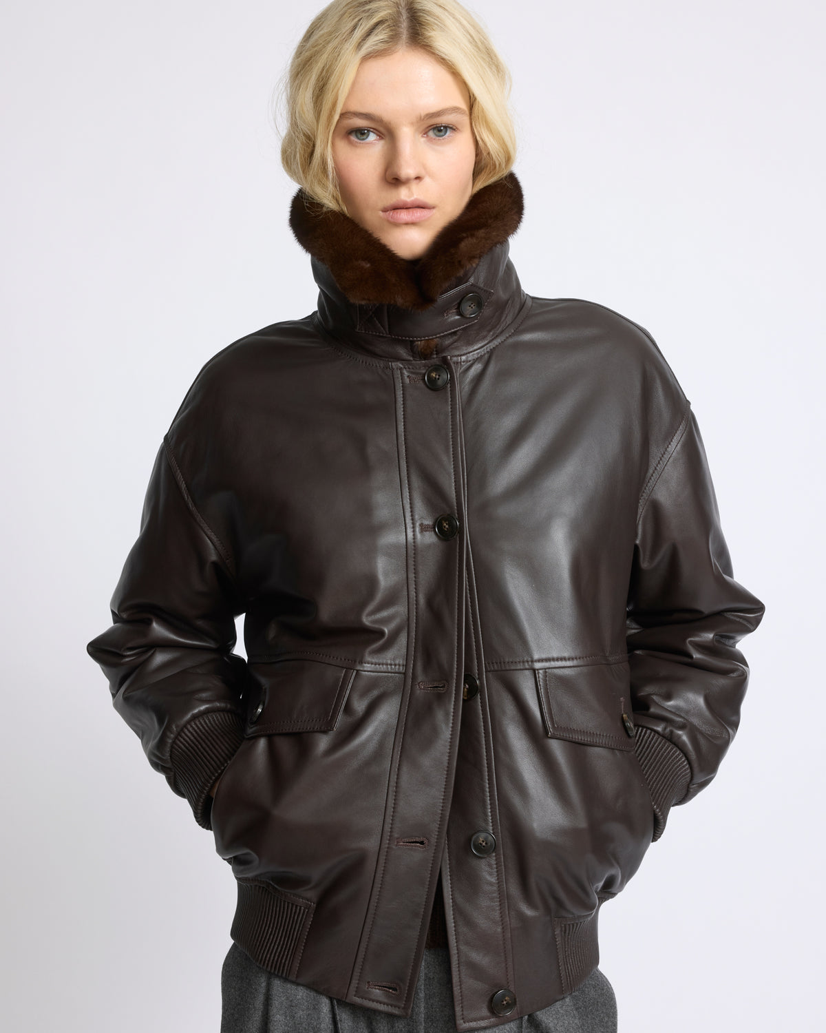 Veste courte en cuir d'agneau et col en fourrure de vison amovible - Yves Salomon - Nouvelle collection Automne Hiver
