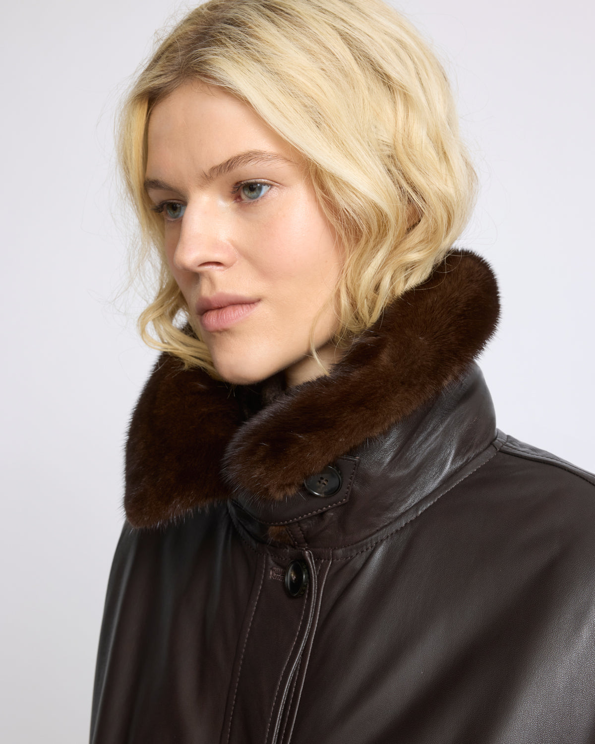 Veste courte en cuir d'agneau et col en fourrure de vison amovible - Yves Salomon - Nouvelle collection Automne Hiver