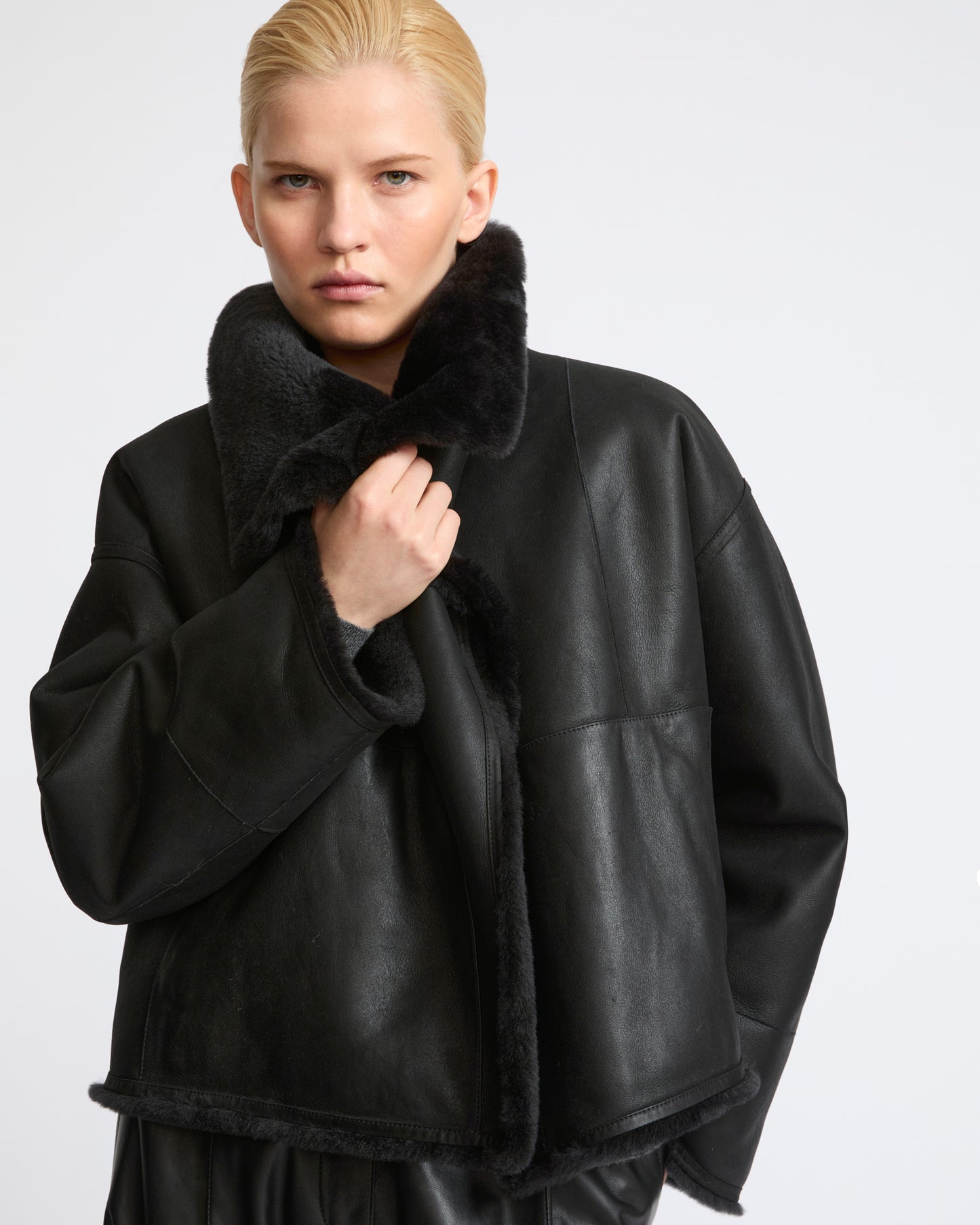 Veste courte réversible en peau lainée d'agneau Lacon- Yves Salomon - Nouvelle collection Automne Hiver